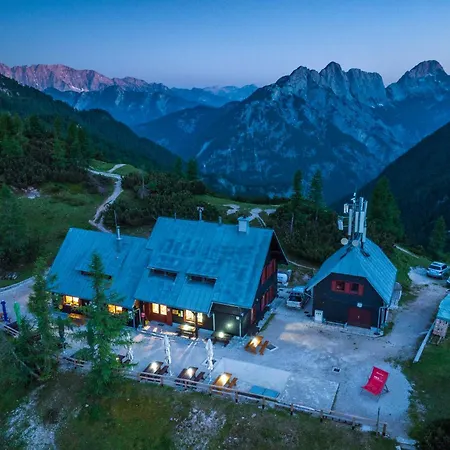 Postarski Dom On Vrsic Hiša za goste